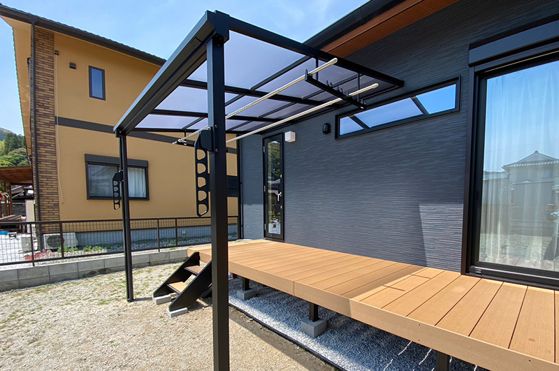 ウッドデッキに屋根を後付けしたい！｜メリットや種類を紹介