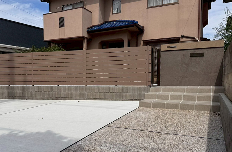 玄関前目隠し　施工事例