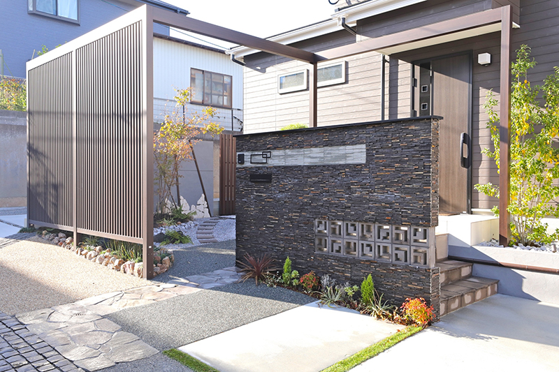 玄関前目隠し　施工事例