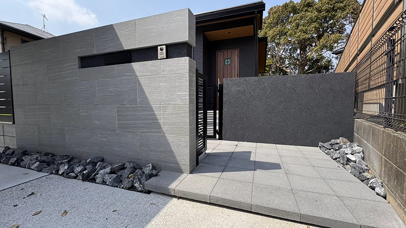 玄関前目隠し　施工事例