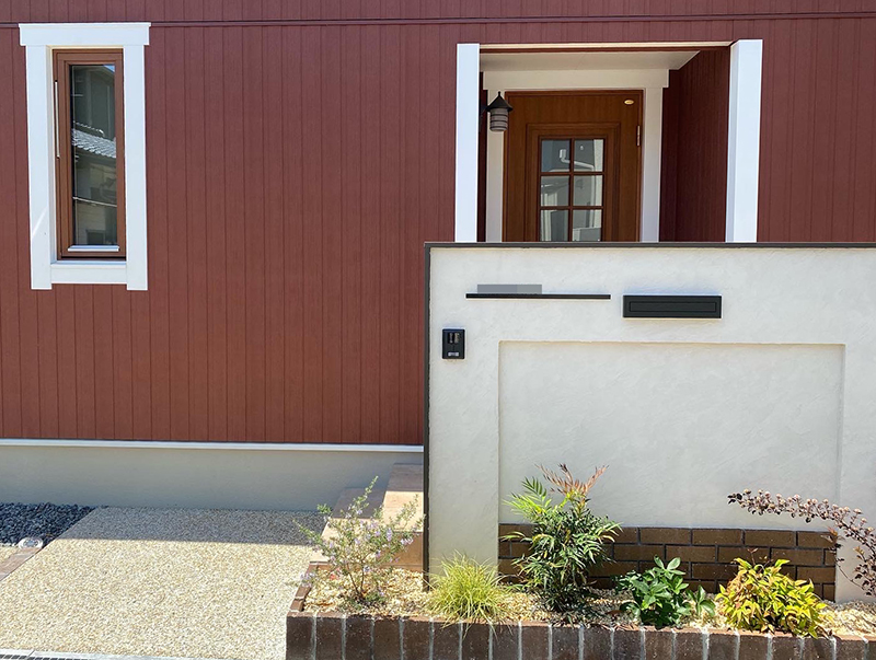 玄関前目隠し　施工事例