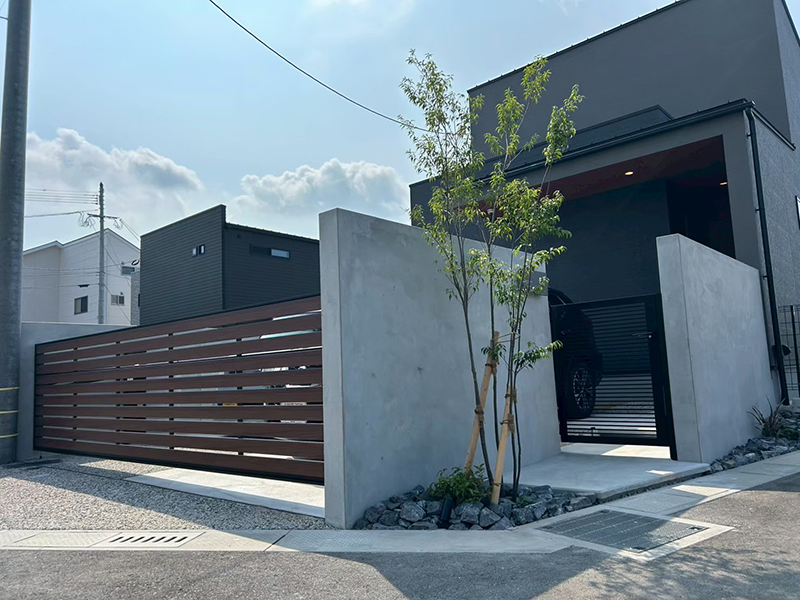 玄関前目隠し　施工事例