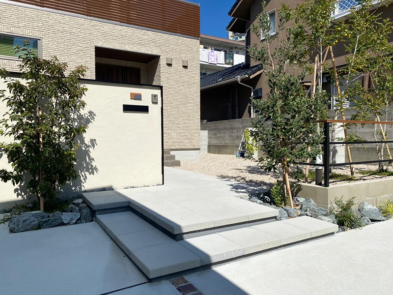 玄関前目隠し　施工事例