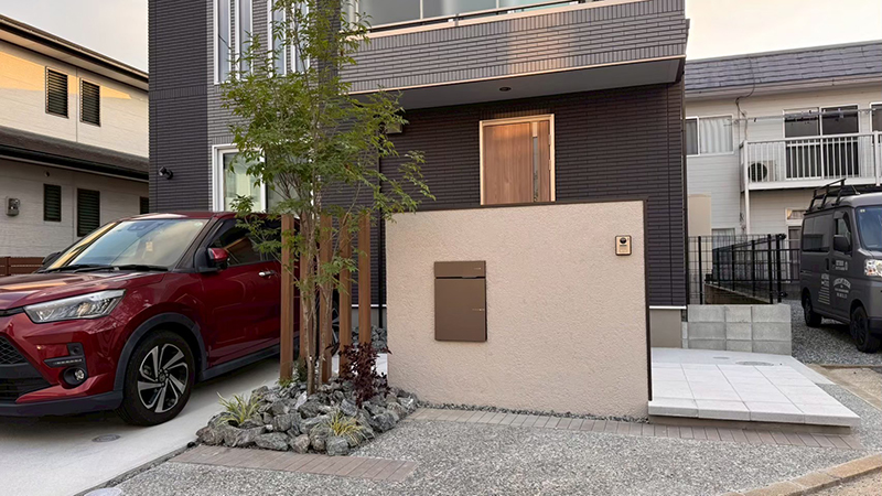 玄関前目隠し　施工事例