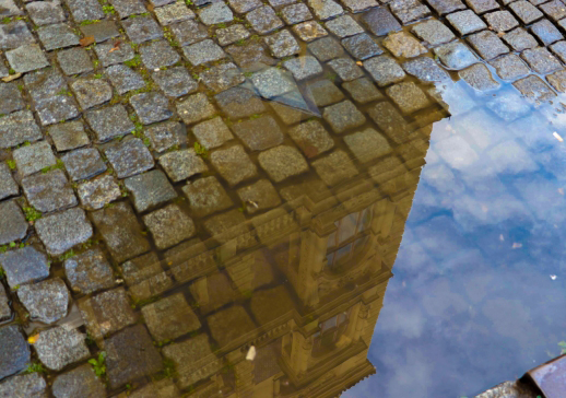 インターロッキング・レンガ舗装の水たまり対策