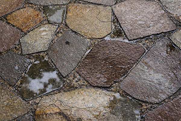 石張り（天然石）舗装の水たまり対策