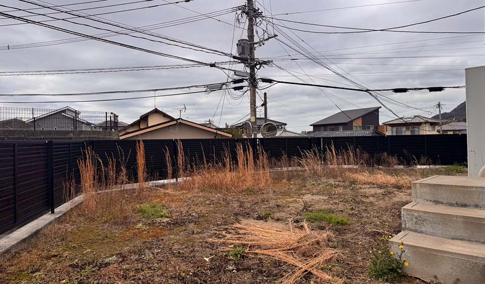 お客様は外構を後回しにしたことで、庭の雑草に困っていました