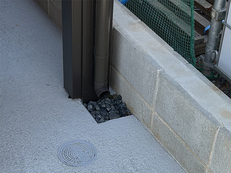 雨樋出口の「小石」がコンクリートを守る