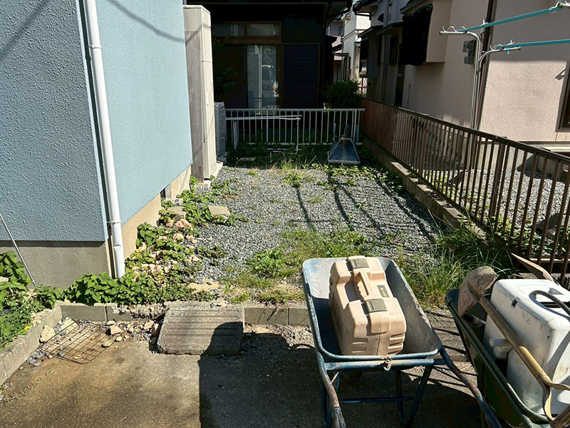 砂利から土間コンクリートへ。害虫の侵入経路を物理的に封鎖！ビフォー