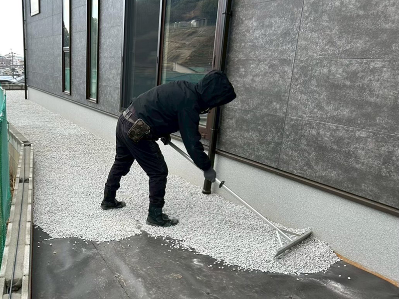 「防草シート+砂利敷き」で雑草対策のストレスが大幅減に