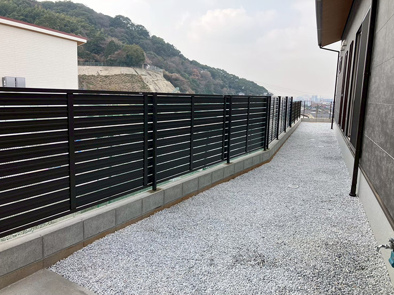 LIXIL:フェンスAB YL3型(目隠しルーバー)。