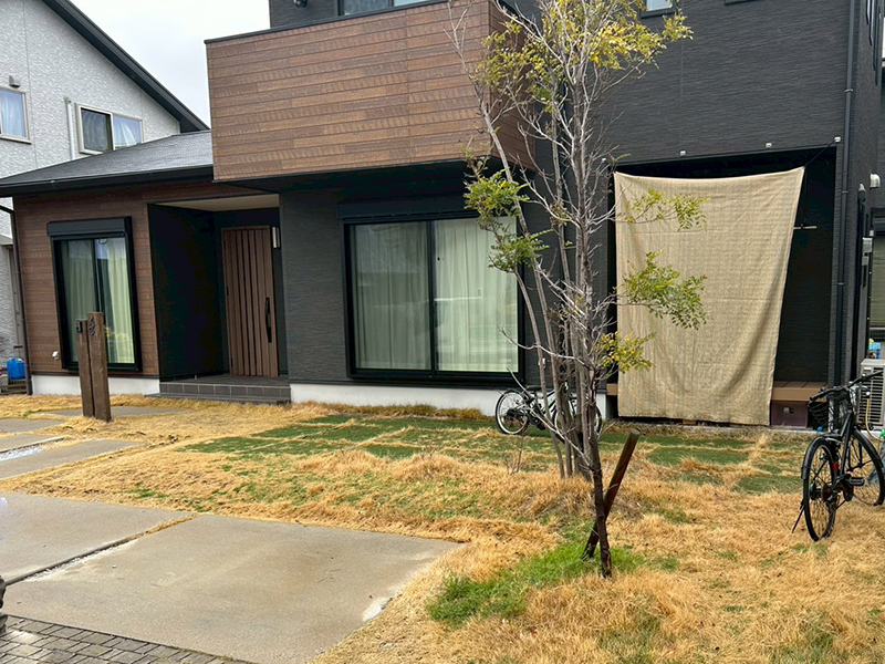 芝生からコンクリートへ（メンテナンスの手間は激減）ビフォー写真