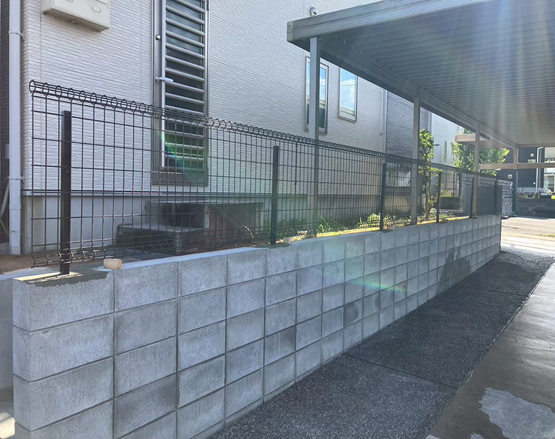 駐車スペースの雑草エリアをブロック塀＋フェンスに置き換え、アフター