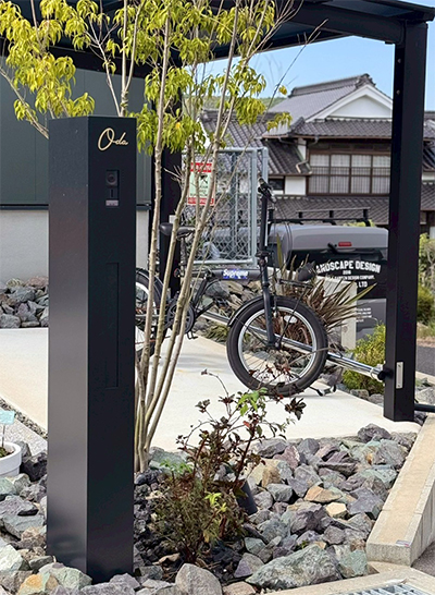 シンプルモダンなモノトーン門柱
【当社施工事例】