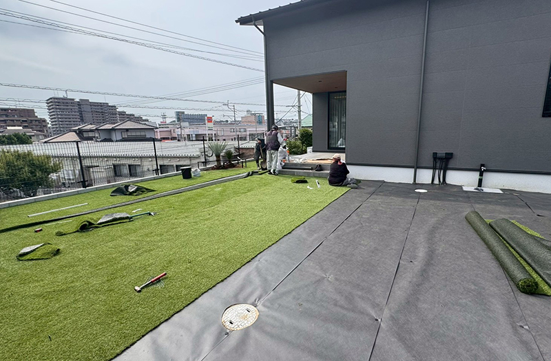  高品質防草シート ＋ 人工芝・化粧砂利、施工中