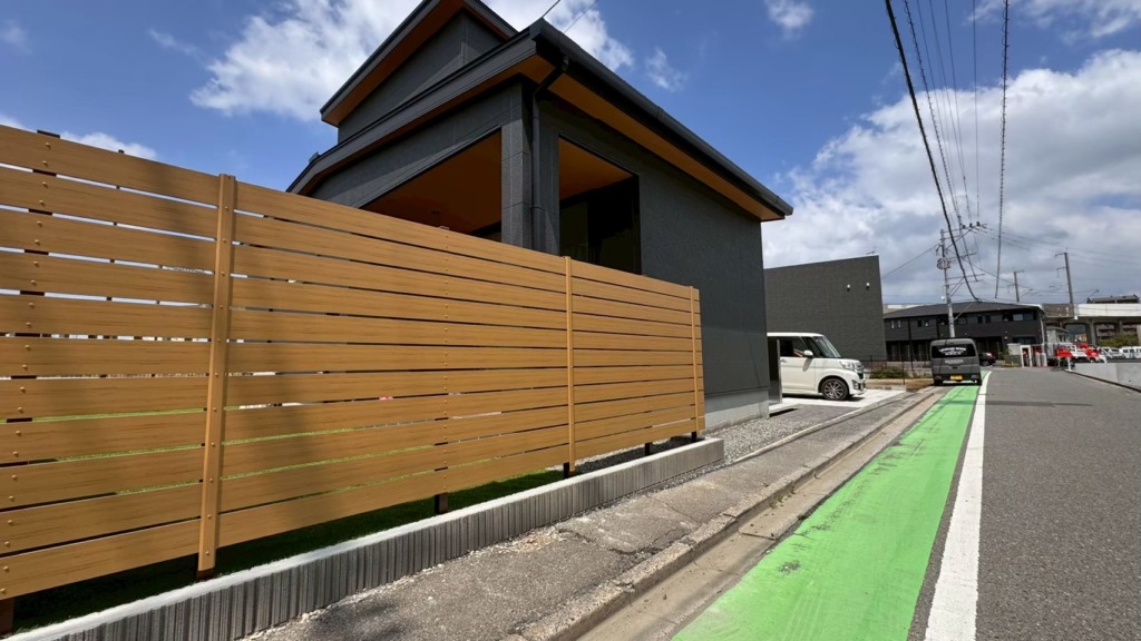 【施工事例③】明るい木目調がお住まいを引き立てる人工木フェンス