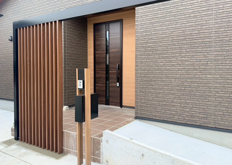 玄関前にも目隠しフェンス 古賀市